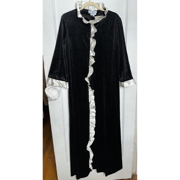 VTG Black Velvet Robe Gown 1960s Witchy Robe with White Satin Trim Size M Goth - Picture 1 of 7